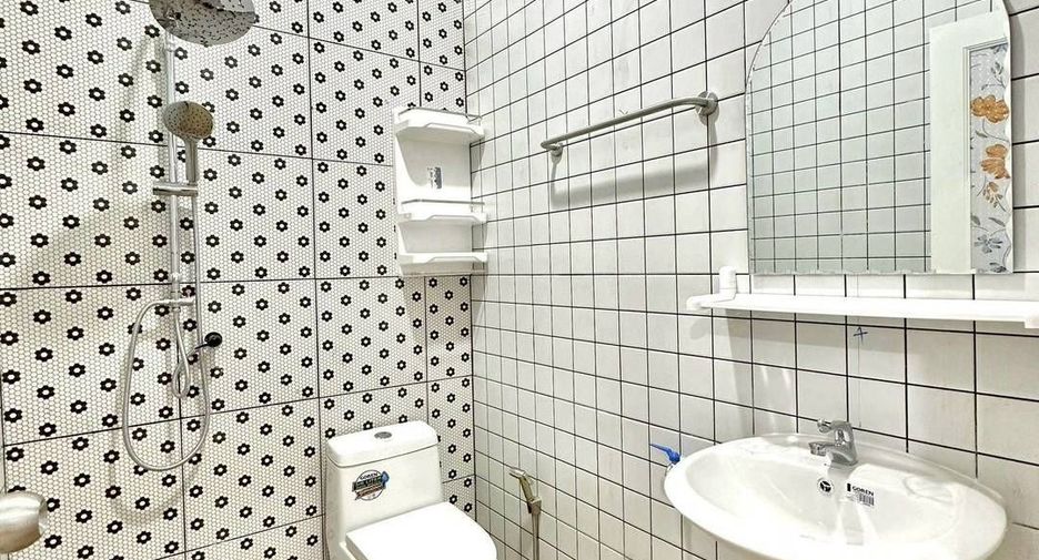 For sale 2 bedrooms townhouse in Ban Bueng, Chonburi