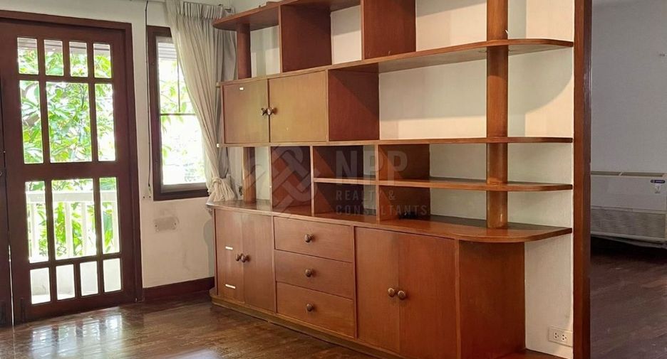 For rent 2 bedrooms house in Pathum Wan, Bangkok