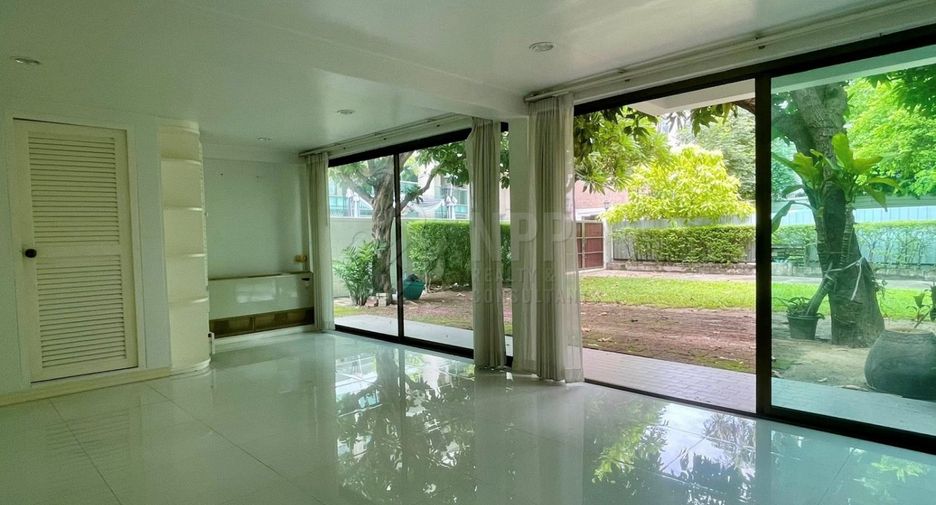 For rent 2 bedrooms house in Pathum Wan, Bangkok