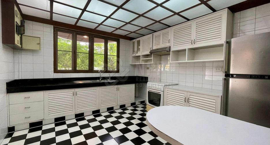For rent 2 bedrooms house in Pathum Wan, Bangkok