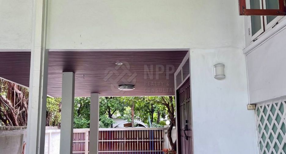 For rent 2 bedrooms house in Pathum Wan, Bangkok