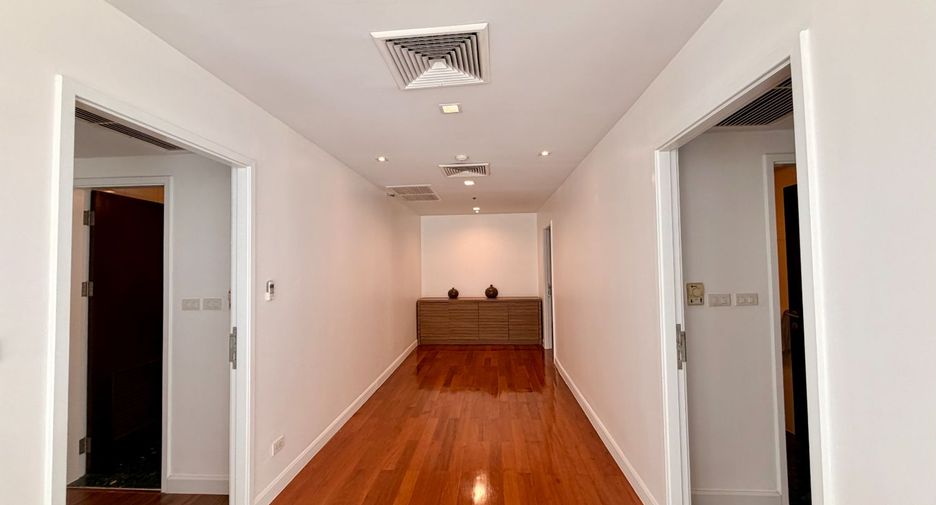 For rent 4 bedrooms serviced apartment in Pathum Wan, Bangkok