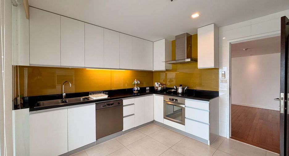 For rent 4 bedrooms serviced apartment in Pathum Wan, Bangkok