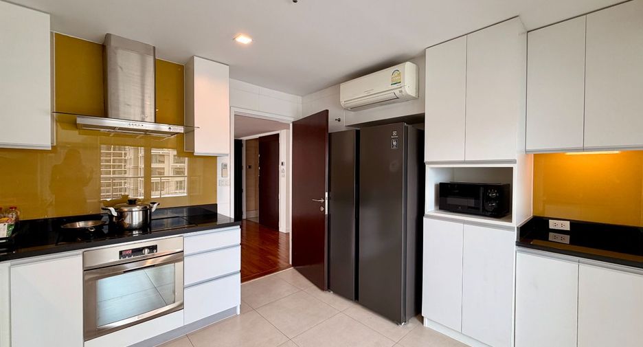 For rent 4 bedrooms serviced apartment in Pathum Wan, Bangkok