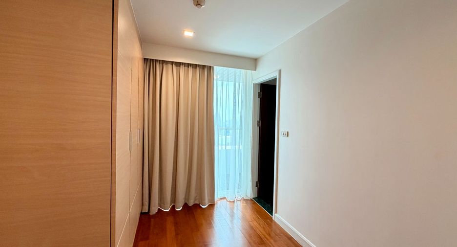 For rent 4 bedrooms serviced apartment in Pathum Wan, Bangkok