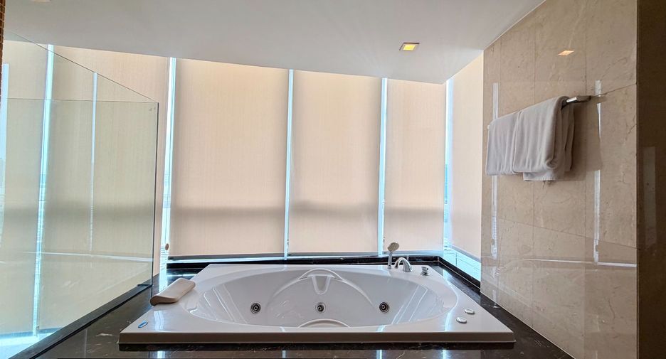 For rent 4 bedrooms serviced apartment in Pathum Wan, Bangkok