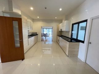 For rent 4 bedrooms condo in Watthana, Bangkok