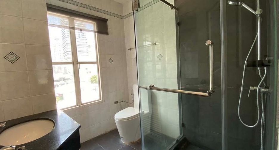 For rent 4 bedrooms townhouse in Watthana, Bangkok