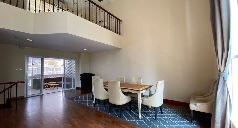 For rent 4 bedrooms townhouse in Watthana, Bangkok