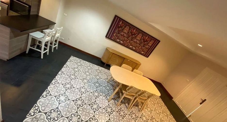 For rent 4 bedrooms townhouse in Watthana, Bangkok