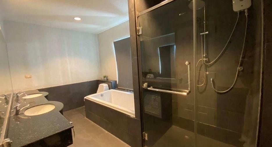 For rent 4 bedrooms townhouse in Watthana, Bangkok