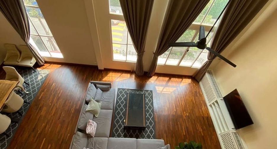 For rent 4 bedrooms townhouse in Watthana, Bangkok
