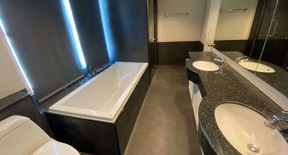 For rent 4 bedrooms townhouse in Watthana, Bangkok