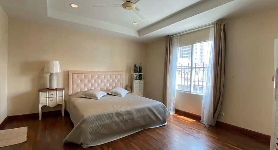 For rent 4 bedrooms townhouse in Watthana, Bangkok