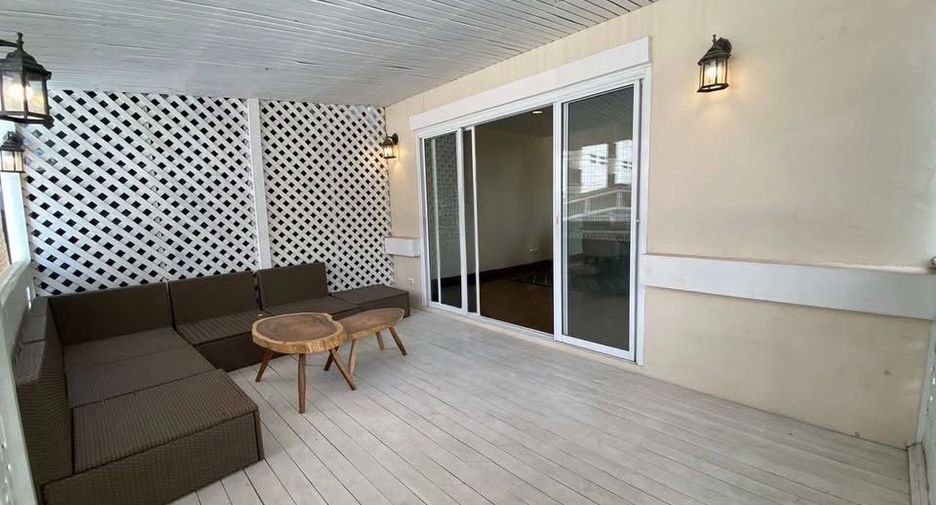 For rent 4 bedrooms townhouse in Watthana, Bangkok
