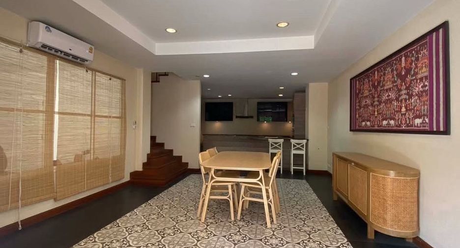 For rent 4 bedrooms townhouse in Watthana, Bangkok