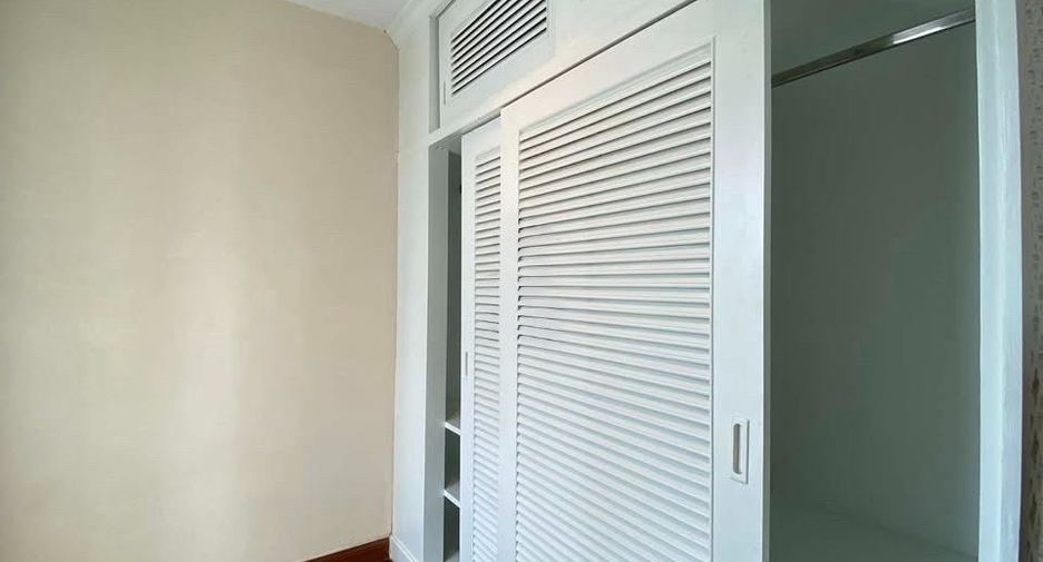 For rent 4 bedrooms townhouse in Watthana, Bangkok