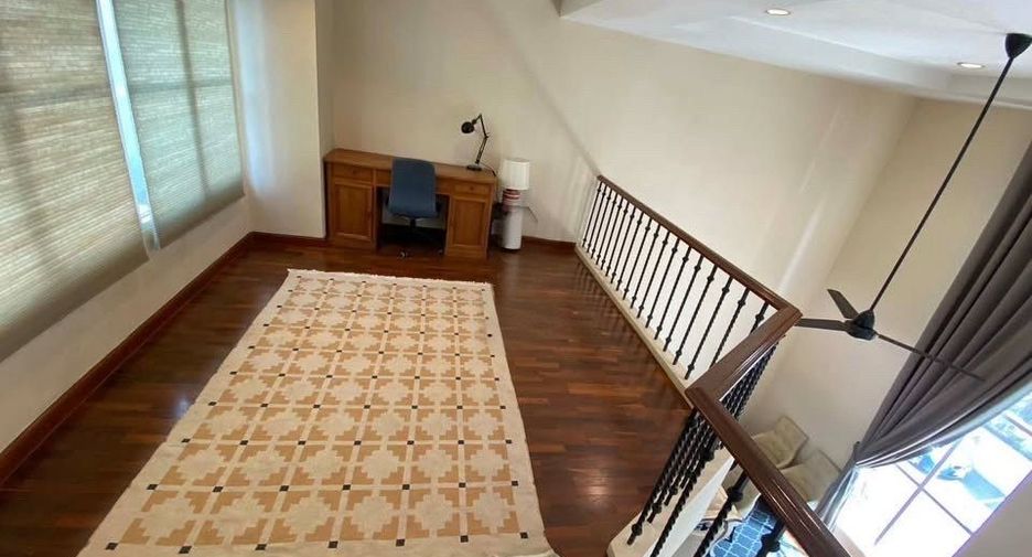 For rent 4 bedrooms townhouse in Watthana, Bangkok