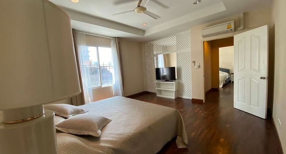 For rent 4 bedrooms townhouse in Watthana, Bangkok