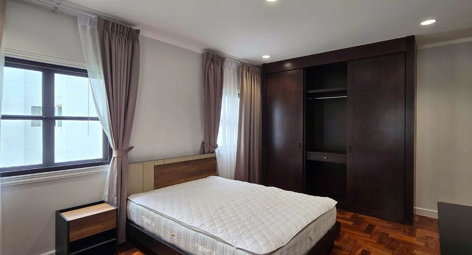 For rent 3 bedrooms condo in Pathum Wan, Bangkok