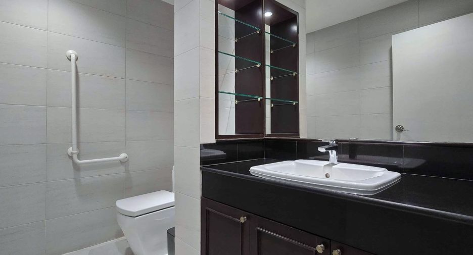 For rent 3 bedrooms condo in Pathum Wan, Bangkok