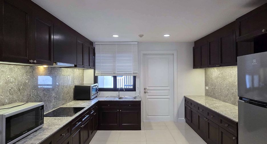 For rent 3 bedrooms condo in Pathum Wan, Bangkok