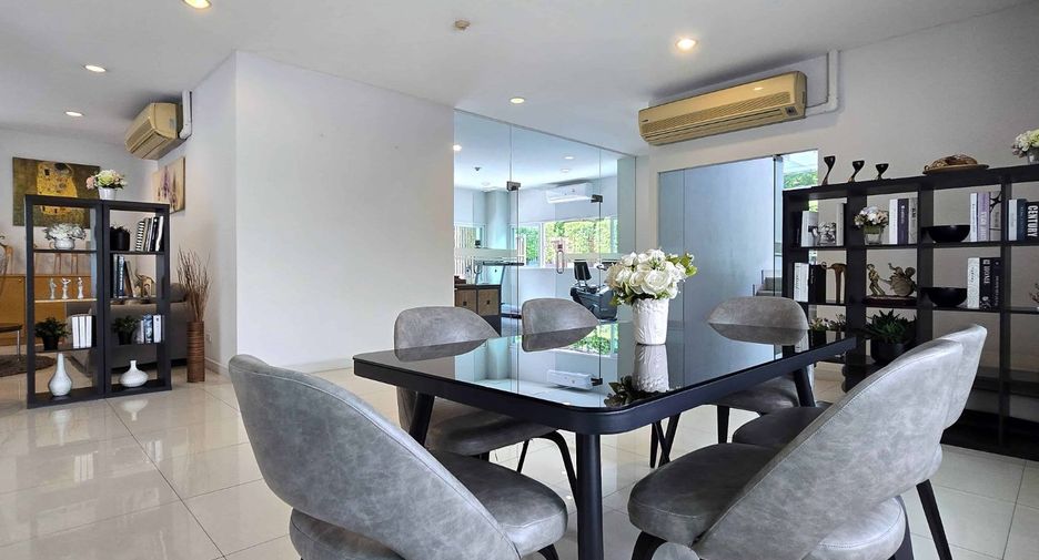 For rent 3 bedrooms condo in Pathum Wan, Bangkok