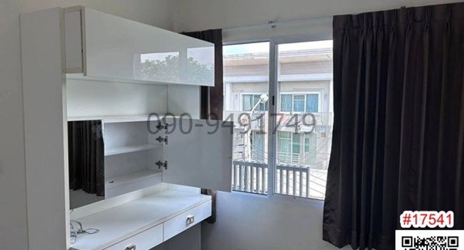 For rent 3 bedrooms townhouse in Bang Kapi, Bangkok