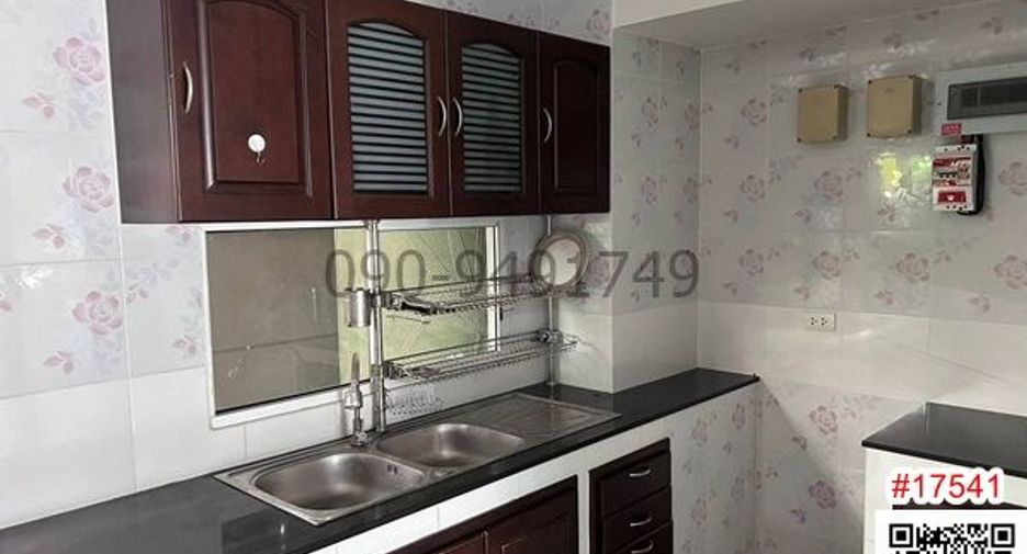 For rent 3 bedrooms townhouse in Bang Kapi, Bangkok