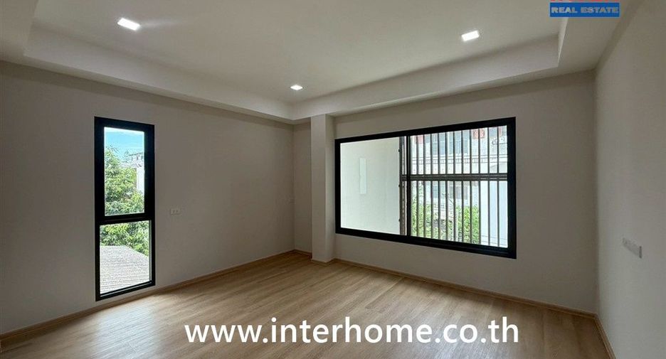 For sale 3 bedrooms townhouse in Bang Na, Bangkok