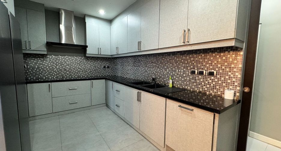For rent 4 ベッドルーム condo in Khlong Toei, Bangkok