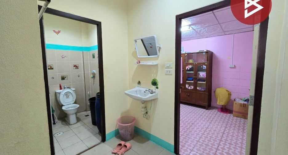 À vendre 2 chambres maison de ville à Phra Samut Chedi, Samut Prakan