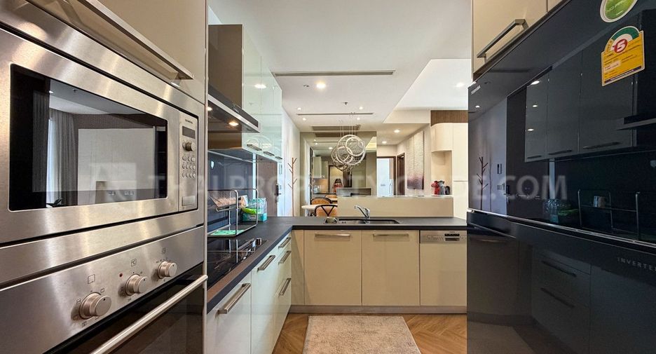 Condo en alquiler y en venta de 3 habitaciones en Watthana, Bangkok
