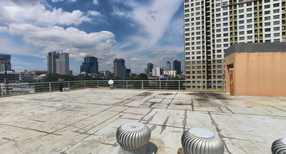 For sale retail Space in Khlong Toei, Bangkok