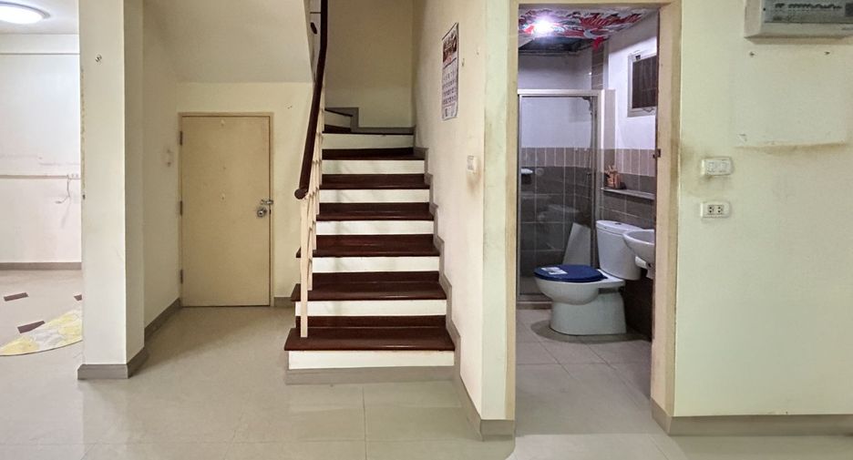 For sale 3 bedrooms townhouse in Mueang Samut Prakan, Samut Prakan