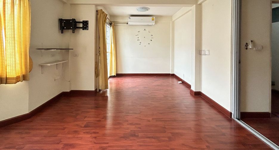 For sale 3 bedrooms townhouse in Mueang Samut Prakan, Samut Prakan