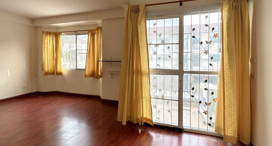 For sale 3 bedrooms townhouse in Mueang Samut Prakan, Samut Prakan