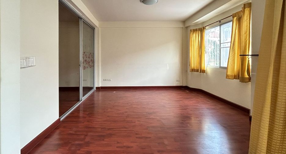 For sale 3 bedrooms townhouse in Mueang Samut Prakan, Samut Prakan