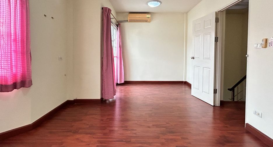 For sale 3 bedrooms townhouse in Mueang Samut Prakan, Samut Prakan