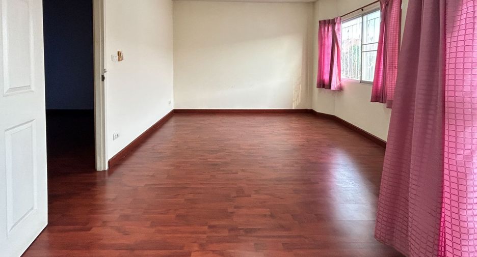 For sale 3 bedrooms townhouse in Mueang Samut Prakan, Samut Prakan