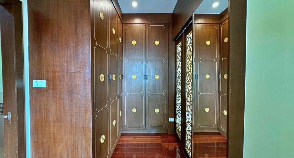 For rent 5 bedrooms villa in Central Pattaya, Pattaya