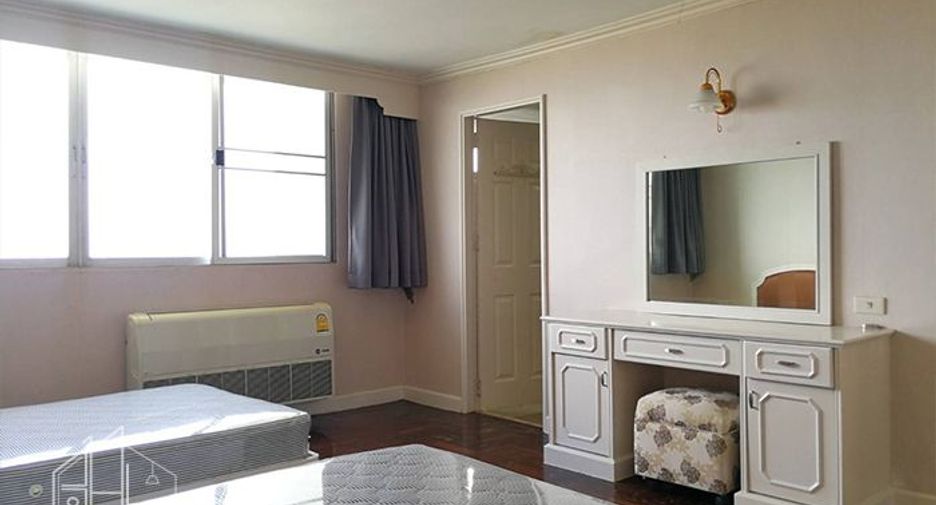 For rent 3 bedrooms condo in Watthana, Bangkok