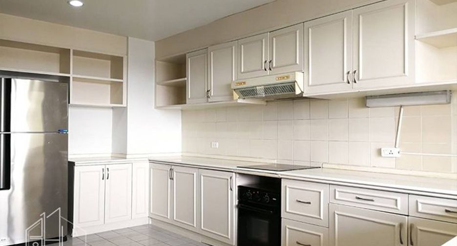 For rent 3 bedrooms condo in Watthana, Bangkok