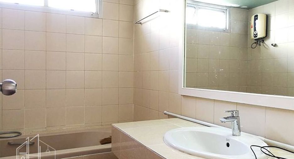 For rent 3 bedrooms condo in Watthana, Bangkok