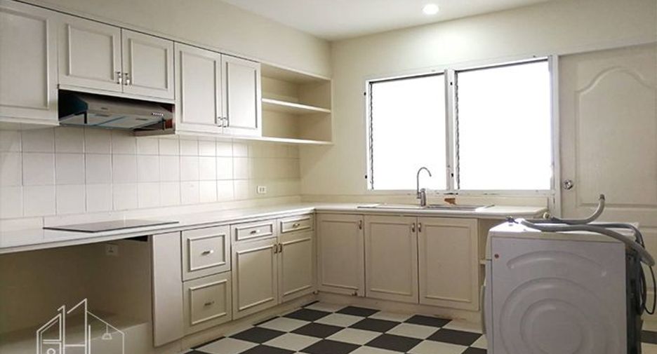 For rent 3 bedrooms apartment in Watthana, Bangkok
