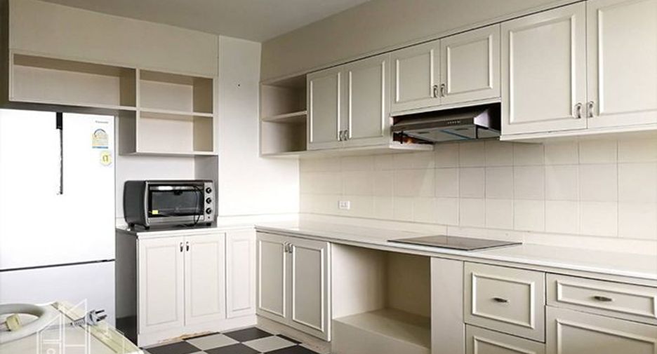 For rent 3 bedrooms apartment in Watthana, Bangkok