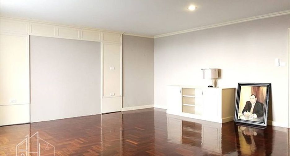 For rent 3 bedrooms apartment in Watthana, Bangkok