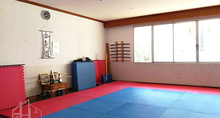 For rent 3 bedrooms apartment in Watthana, Bangkok