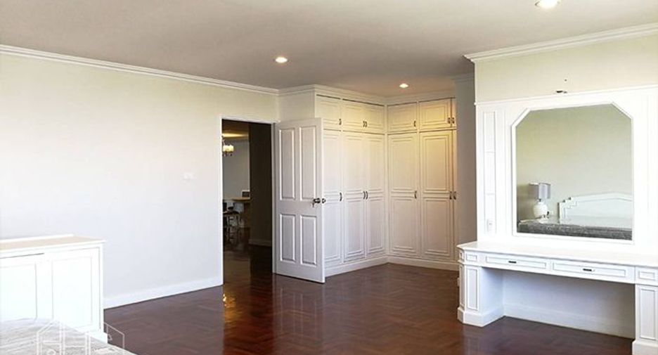 For rent 3 bedrooms condo in Watthana, Bangkok