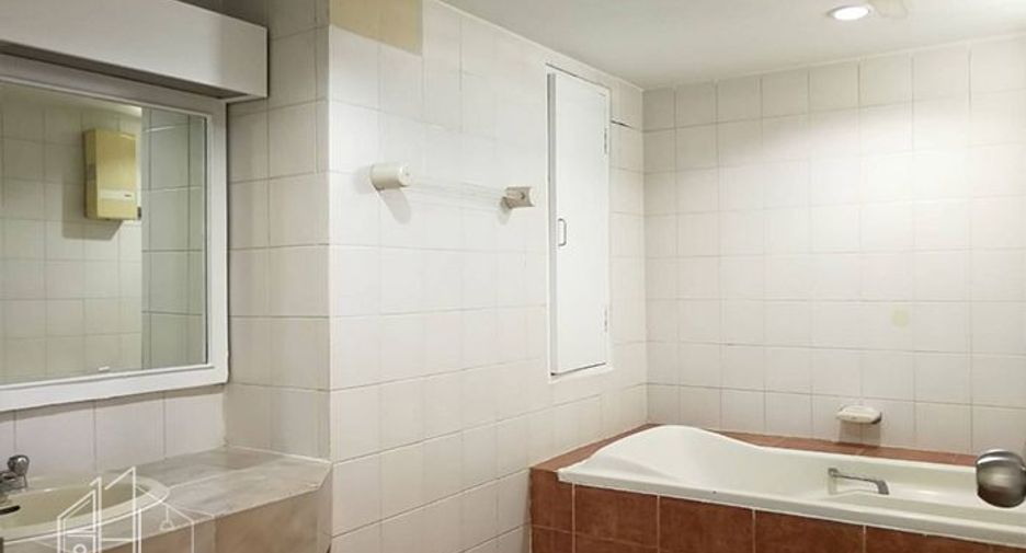 For rent 3 bedrooms condo in Watthana, Bangkok